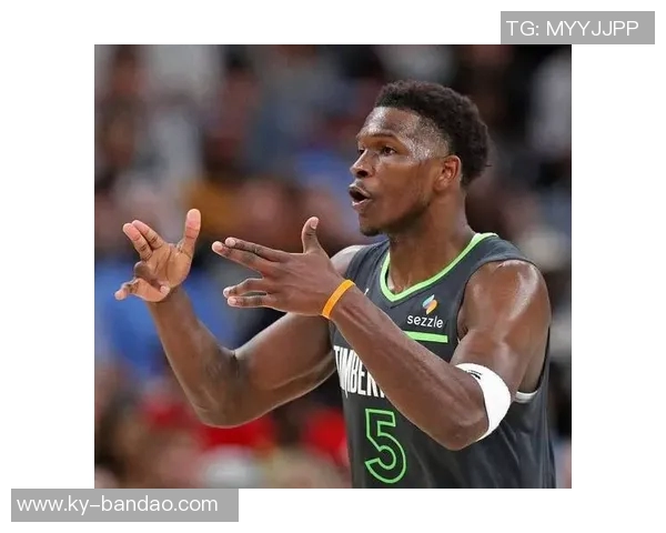 爱德华兹赛后庆祝达成一万分里程碑并获得比赛用球的荣耀时刻